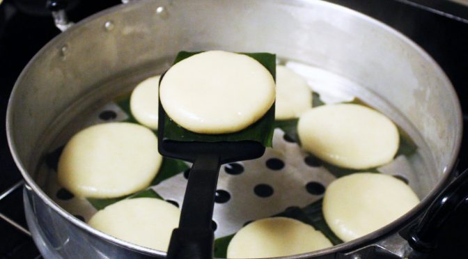 Bánh Giầy (Steamed Glutinous Rice Cakes)